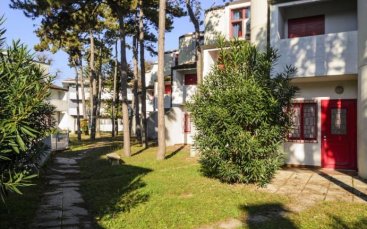 HOLIDAY VILLAGE